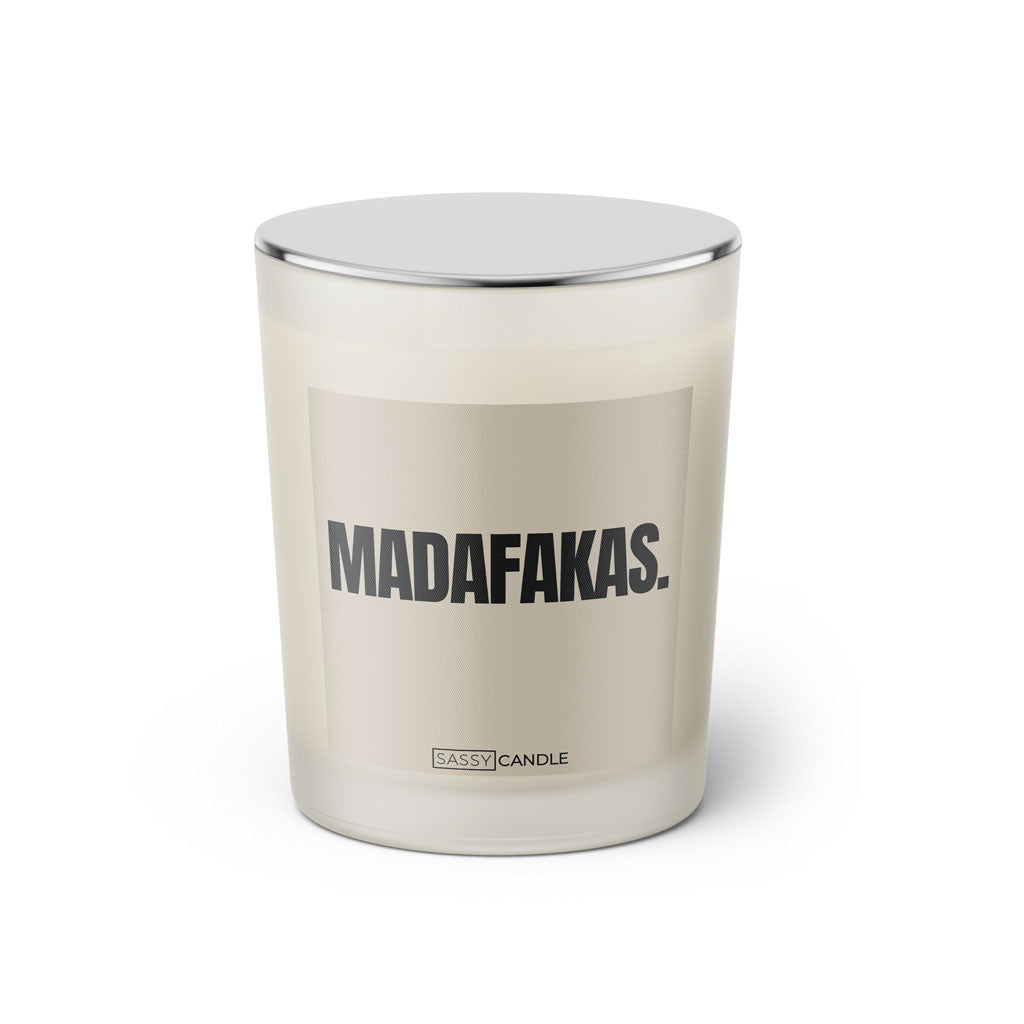 Duftkerze mit Spruch: Madafakas. Farbe beige und schwarz von Sassy Candle.