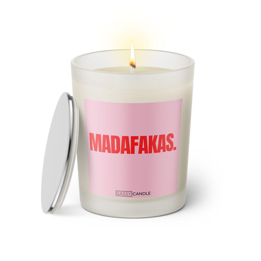 Duftkerze mit Spruch: Madafakas. Farbe rosa und pink von Sassy Candle.