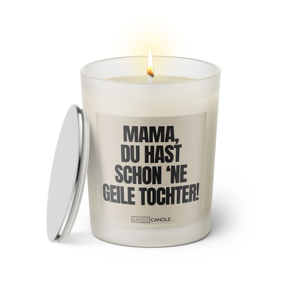 Duftkerze mit witzigem Spruch: Mama, du bist hast schon ne geile Tochter! Farbe beige und schwarze Schrift. Kerzenglas mit silbernem Deckel von SassyCandle.