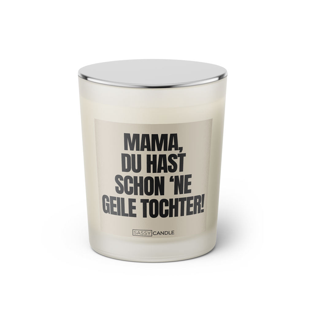 Duftkerze mit witzigem Spruch: Mama, du bist hast schon ne geile Tochter! Farbe beige und schwarze Schrift. Kerzenglas mit silbernem geschlossenem Deckel von SassyCandle.