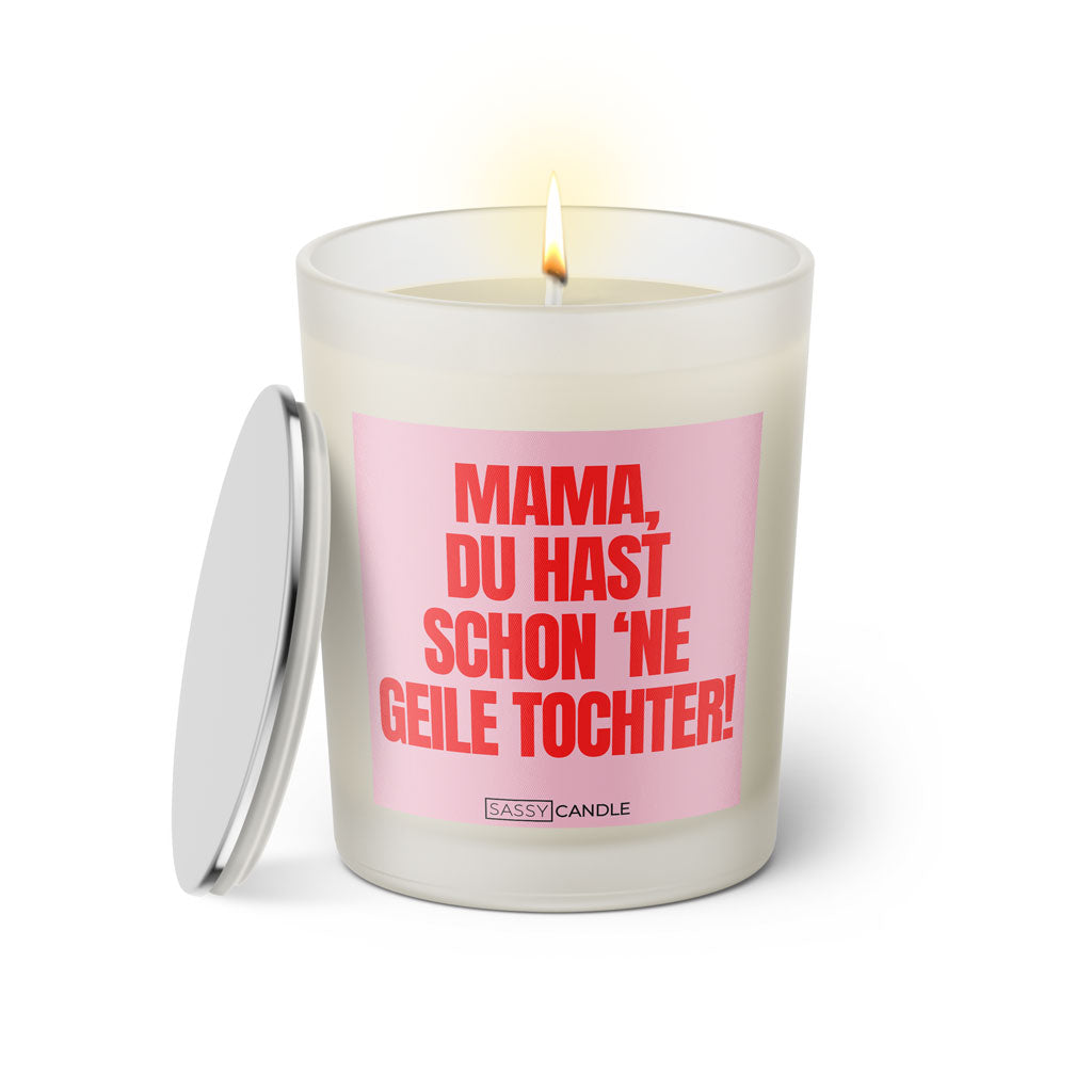 Duftkerze mit witzigem Spruch: Mama, du bist hast schon ne geile Tochter! Farbe rosa und pinke Schrift. Kerzenglas mit silbernem Deckel von SassyCandle.