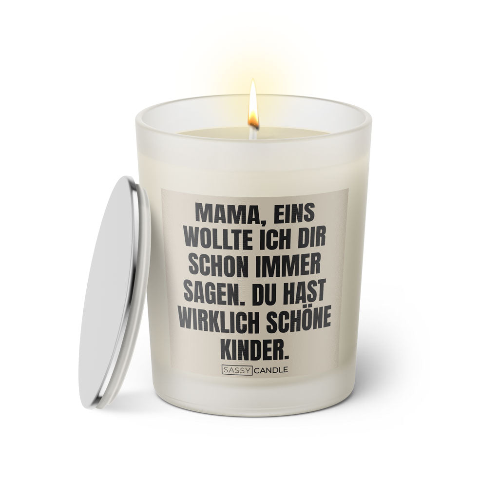 Duftkerze mit witzigem Spruch: Mama, eins wollte ich dir schon immer sagen. Du hast wirklich schöne Kinder. Farbe beige und schwarz mit silbernem Deckel von Sassy Candle.