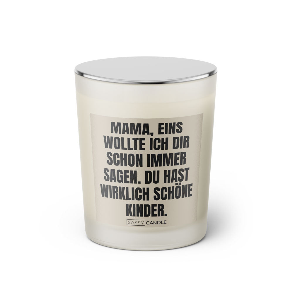 Duftkerze mit witzigem Spruch: Mama, eins wollte ich dir schon immer sagen. Du hast wirklich schöne Kinder. Farbe beige und schwarz mit silbernem Deckel von Sassy Candle.