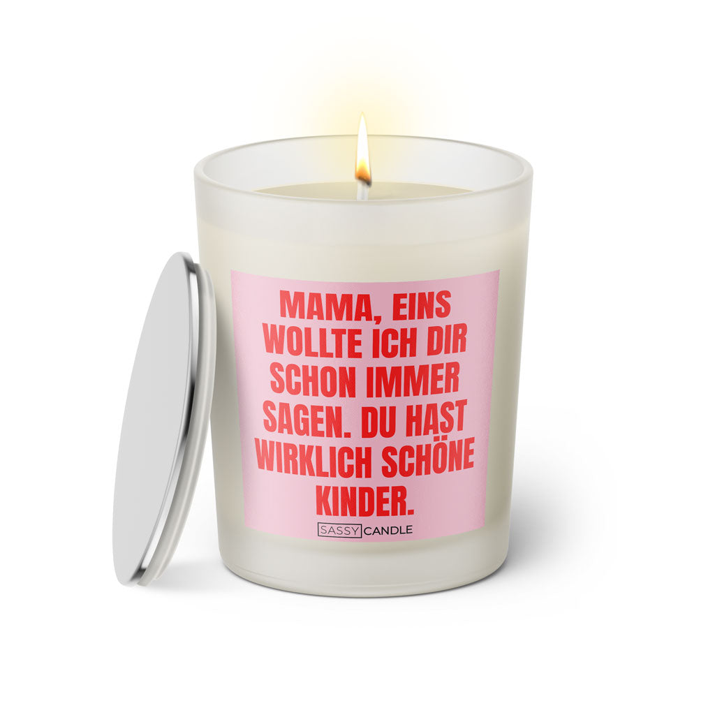 Duftkerze mit witzigem Spruch: Mama, eins wollte ich dir schon immer sagen. Du hast wirklich schöne Kinder. Farbe rosa und pink mit silbernem Deckel von Sassy Candle.