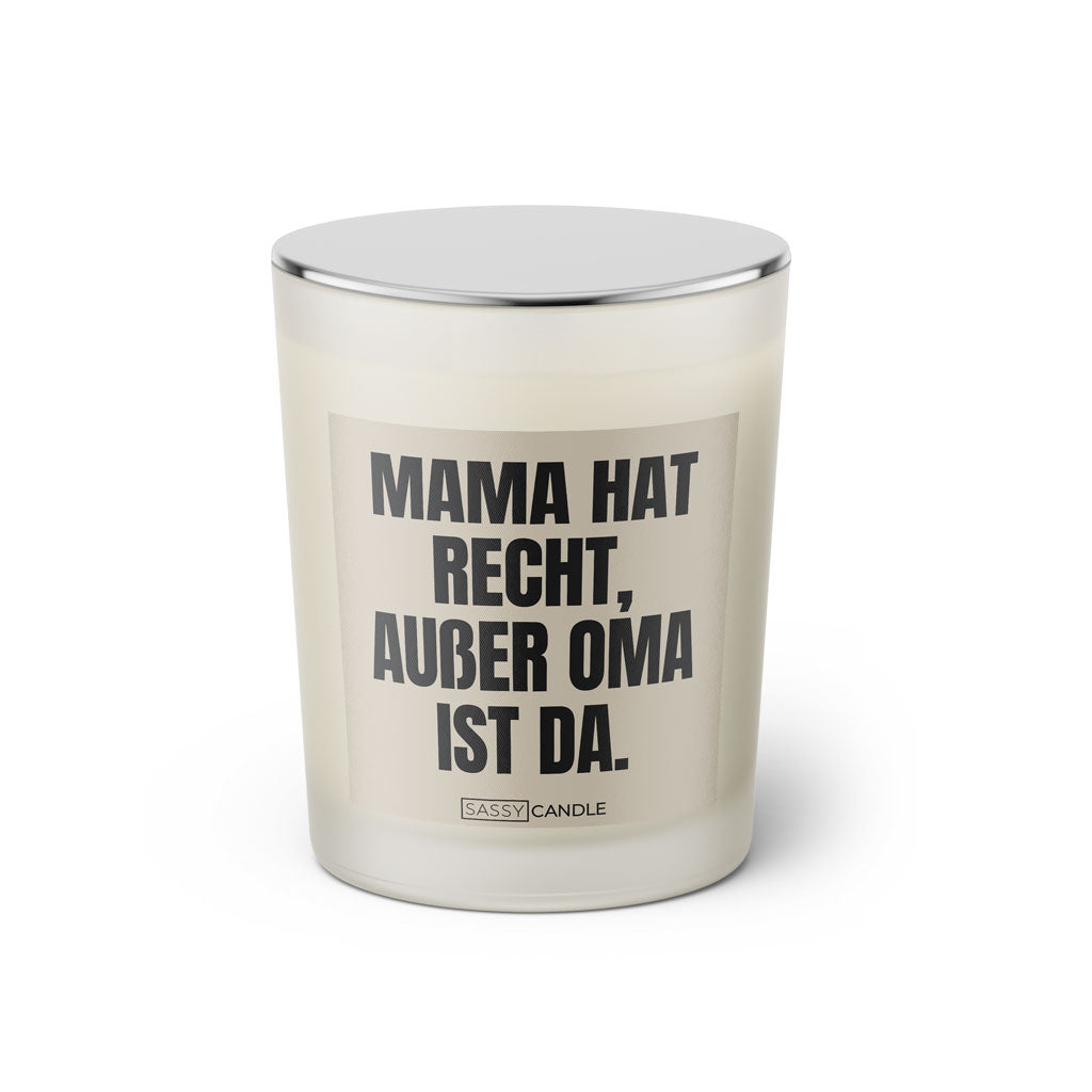 Duftkerze mit witzigen Spruch: Mama hat immer Recht, außer Oma ist da. Kerzenglas mit silbernen Deckel von Sassy Candle. Farbe beige und schwarz.
