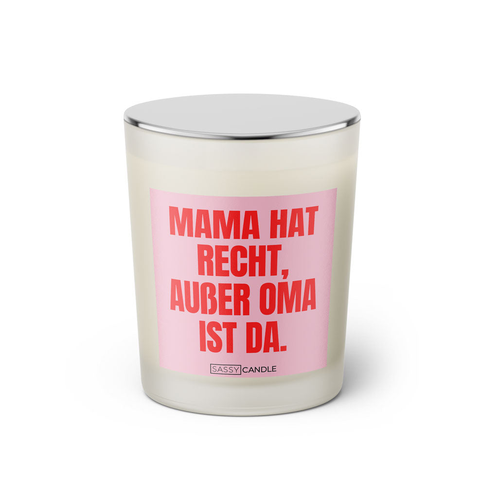 Duftkerze mit witzigen Spruch: Mama hat immer Recht, außer Oma ist da. Kerzenglas mit silbernen Deckel von Sassy Candle. Farbe rosa und pink.