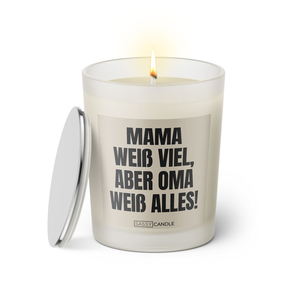 Duftkerze mit witzigen Spruch: Mama weiss viel aber Oma weiss alles! Kerzenglas mit silbernen Deckel. Farbe beige und schwarz von Sassy Candle.