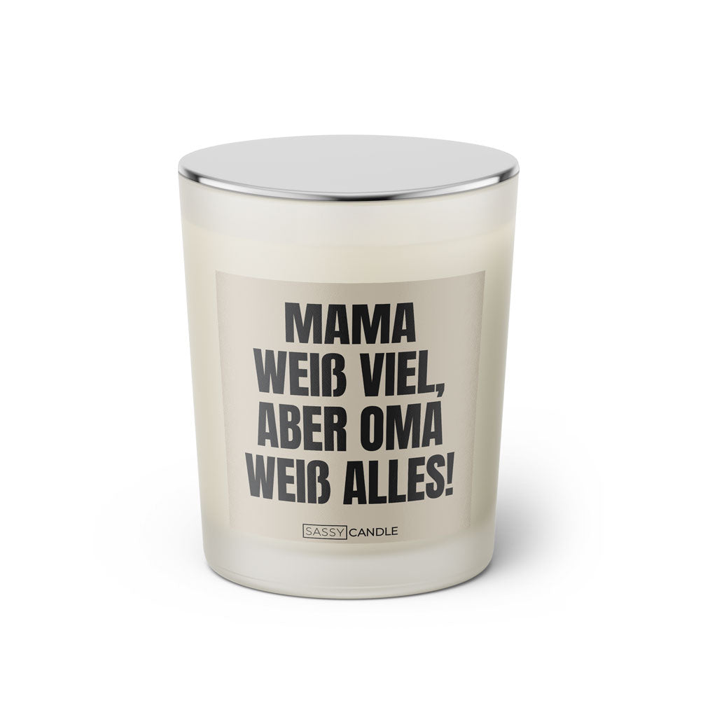 Duftkerze mit witzigen Spruch: Mama weiss viel aber Oma weiss alles! Kerzenglas mit silbernen Deckel. Farbe beige und schwarz von Sassy Candle.