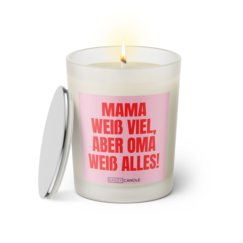 Duftkerze mit witzigen Spruch: Mama weiss viel aber Oma weiss alles! Kerzenglas mit silbernen Deckel. Farbe rosa und pink von Sassy Candle.