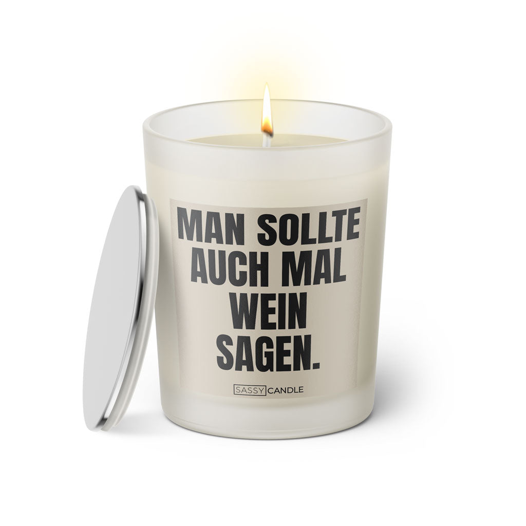Duftkerze mit witzigem Spruch: Man sollte auch mal Wein sagen. Farbe beige und schwarze Schrift. Kerzenglas mit silbernem Deckel von SassyCandle.