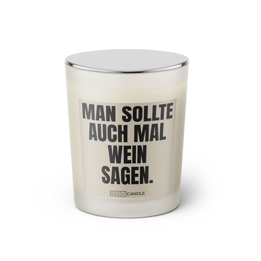 Duftkerze mit witzigem Spruch: Man sollte auch mal Wein sagen. Farbe beige und schwarze Schrift. Kerzenglas mit silbernem geschlossenem Deckel von SassyCandle.