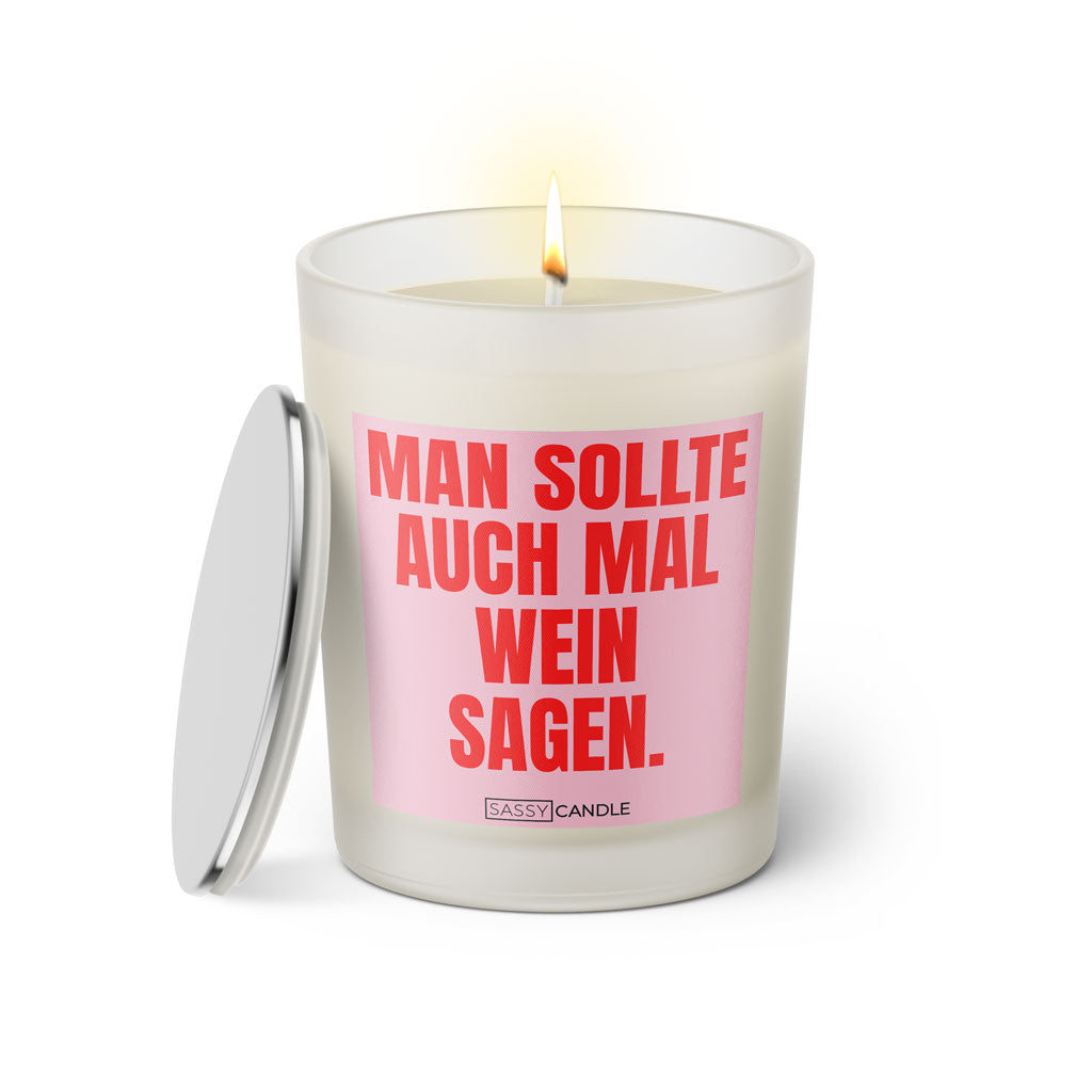 Duftkerze mit witzigem Spruch: Man sollte auch mal Wein sagen. Farbe rosa und pinke Schrift. Kerzenglas mit silbernem Deckel von SassyCandle.