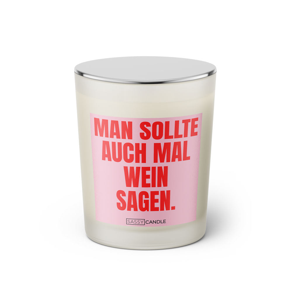 Duftkerze mit witzigem Spruch: Man sollte auch mal Wein sagen. Farbe rosa und pinke Schrift. Kerzenglas mit silbernem geschlossenem Deckel von SassyCandle.
