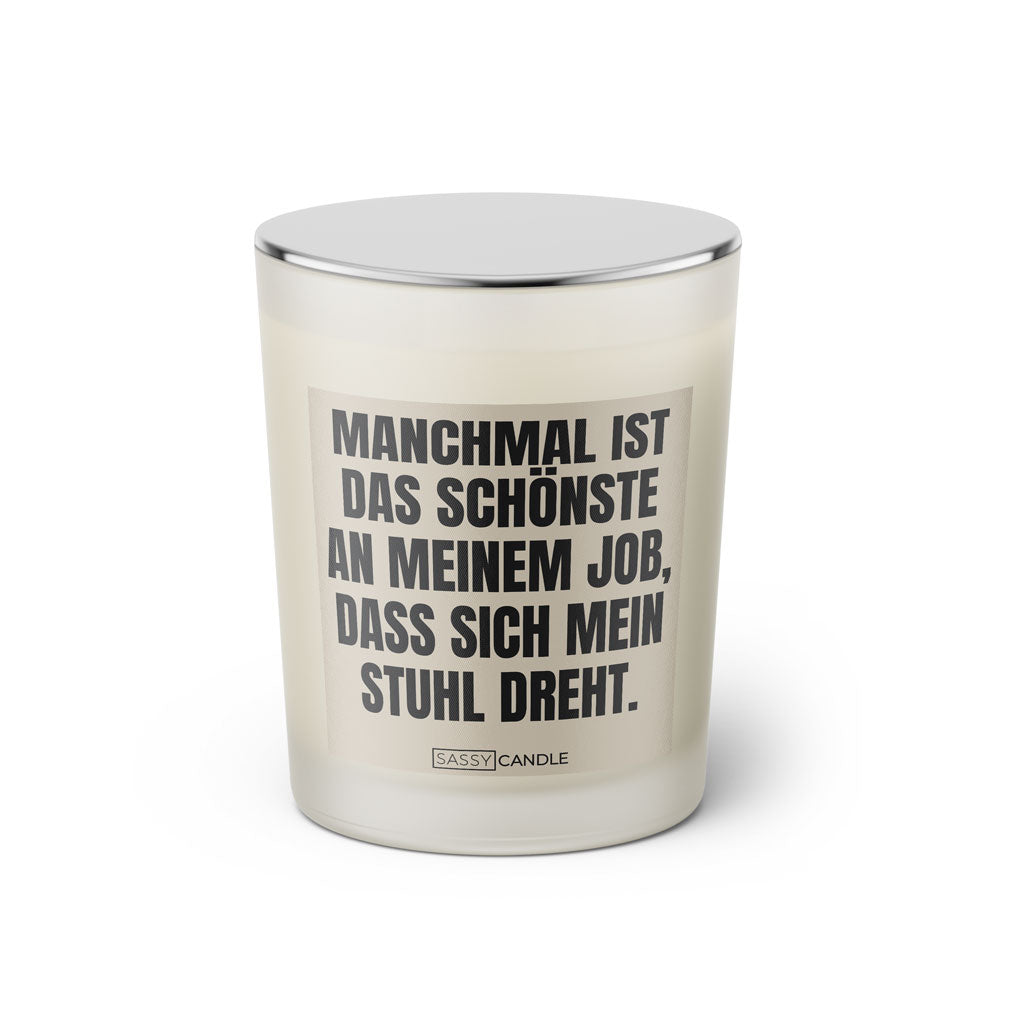 Duftkerze mit witzigem Spruch: Manchmal ist das schönste an meinem Job, dass sich mein Stuhl dreht. Farbe beige und schwarze Schrift. Kerzenglas mit silbernem geschlossenem Deckel von SassyCandle.