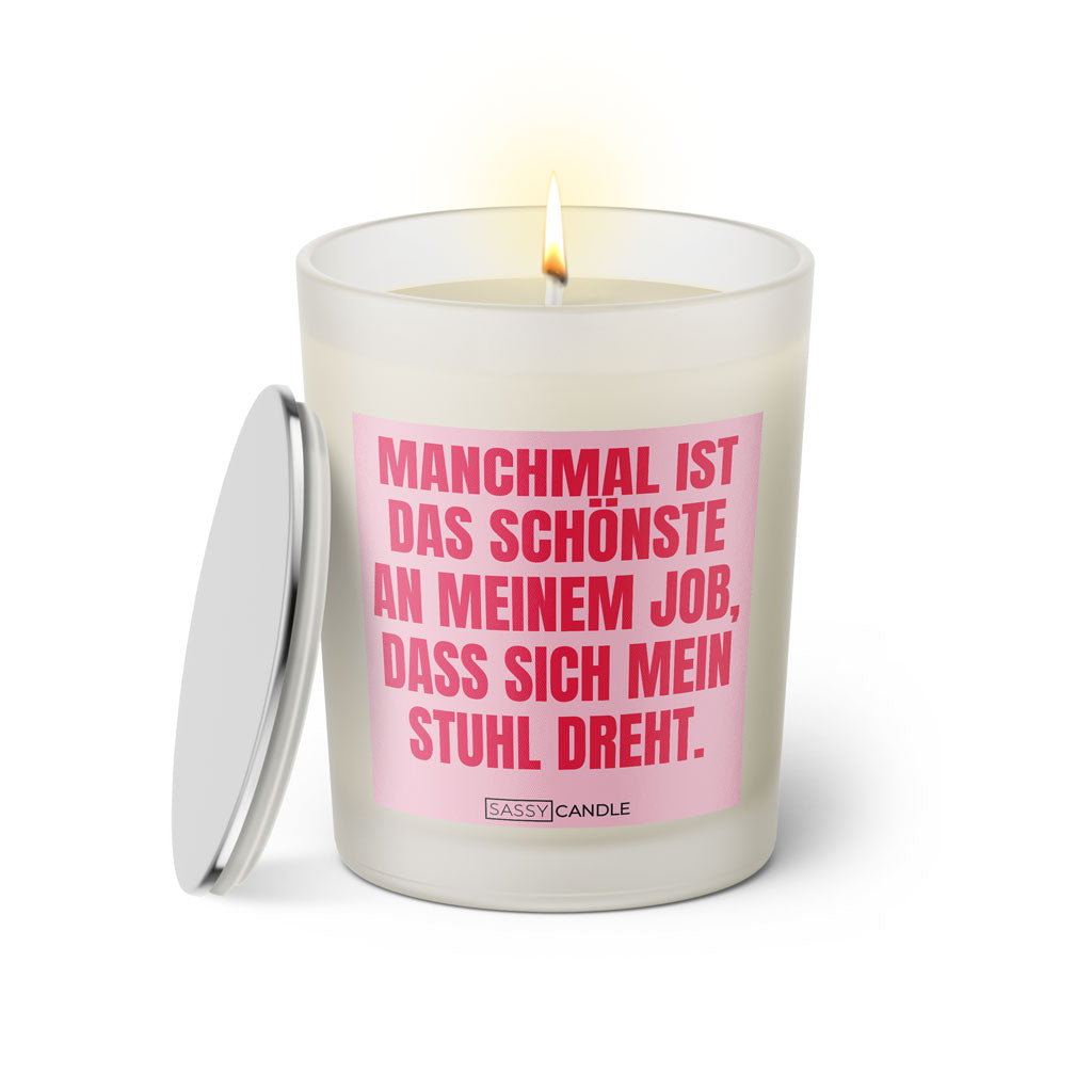 Duftkerze mit witzigem Spruch: Manchmal ist das schönste an meinem Job, dass sich mein Stuhl dreht. Farbe rosa und pinke Schrift. Kerzenglas mit silbernem Deckel von SassyCandle.