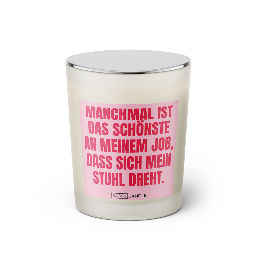 Duftkerze mit witzigem Spruch: Manchmal ist das schönste an meinem Job, dass sich mein Stuhl dreht. Farbe rosa und pinke Schrift. Kerzenglas mit silbernem geschlossenem Deckel von SassyCandle.