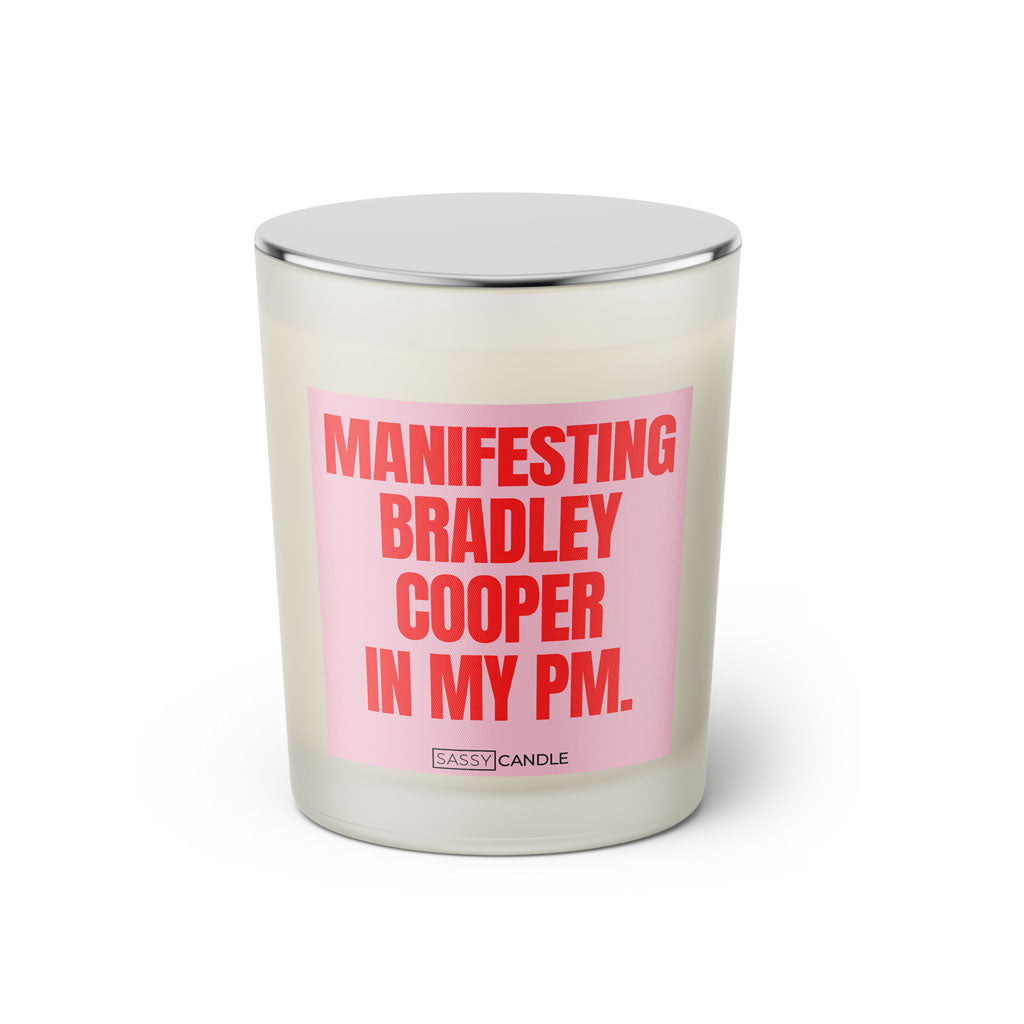 Duftkerze mit witzigen Spruch: Manifesting Bradley Cooper in my PM. Farbe rosa und pink von Sassy Candle.