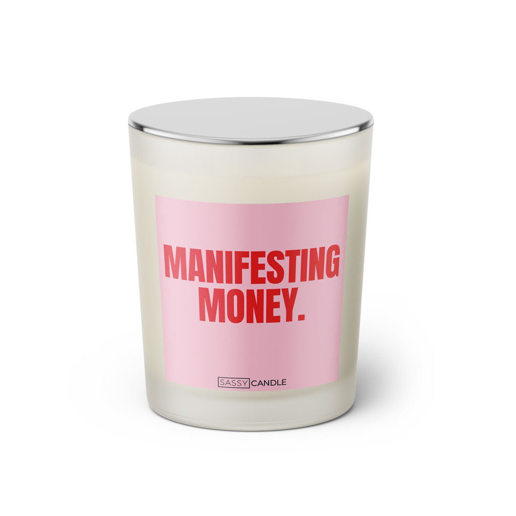 Duftkerze mit witzigem Spruch: Manifestant Money. Farbe rosa und pink Schrift. Kerzenglas mit silbernem geschlossenem Deckel von SassyCandle.