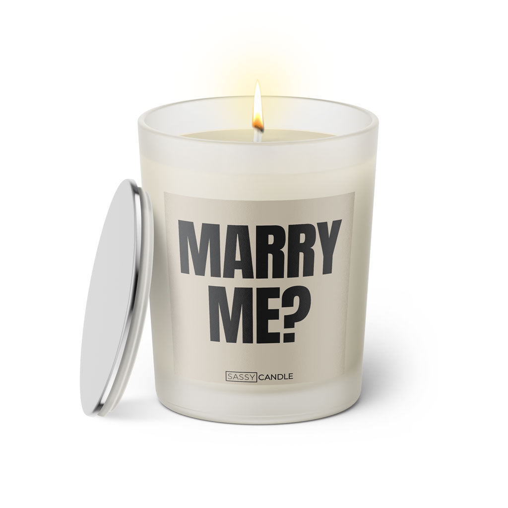 Duftkerze mit witzigen Spruch: Marry Me? Farbe beige und schwarz von Sassy Candle.