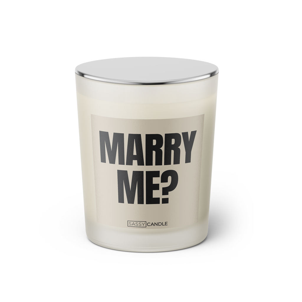 Duftkerze mit witzigen Spruch: Marry Me? Farbe beige und schwarz von Sassy Candle.
