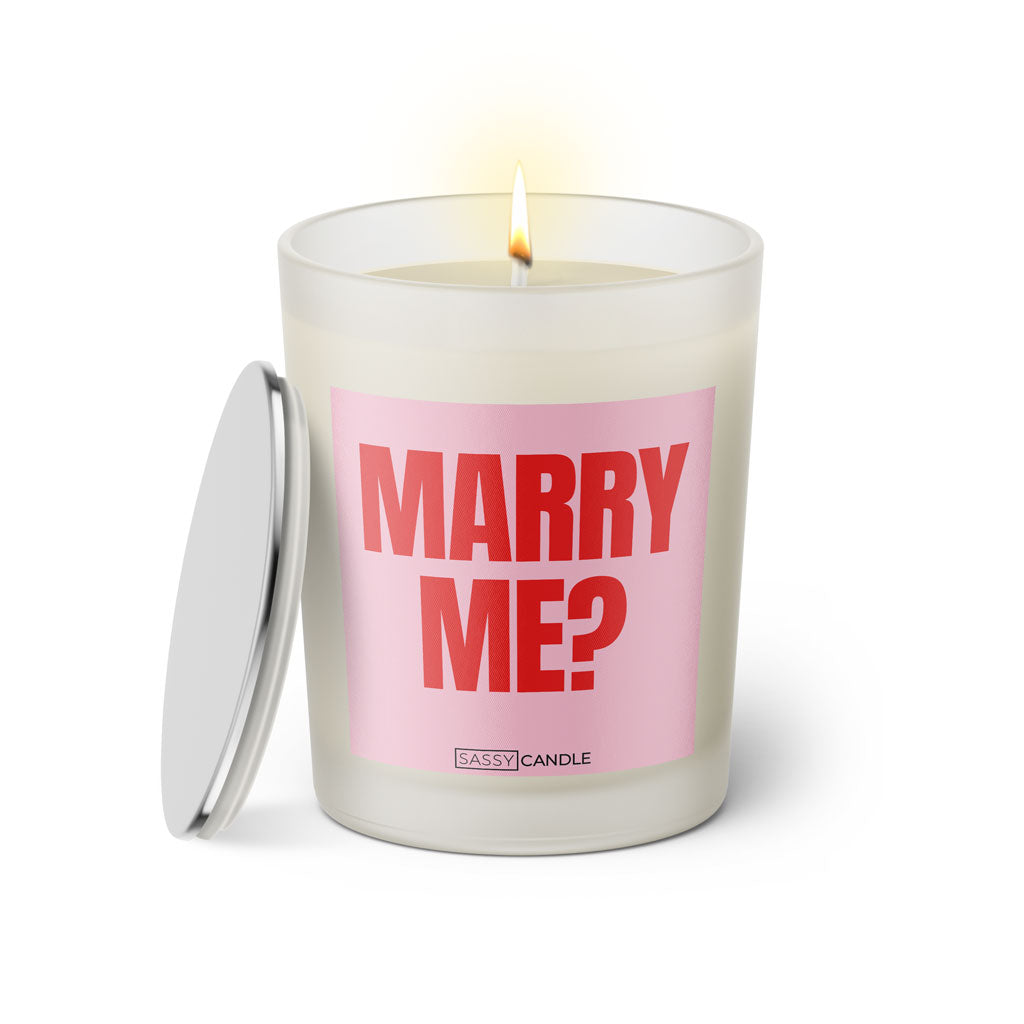 Duftkerze mit witzigen Spruch: Marry Me? Farbe rosa und pink von Sassy Candle.