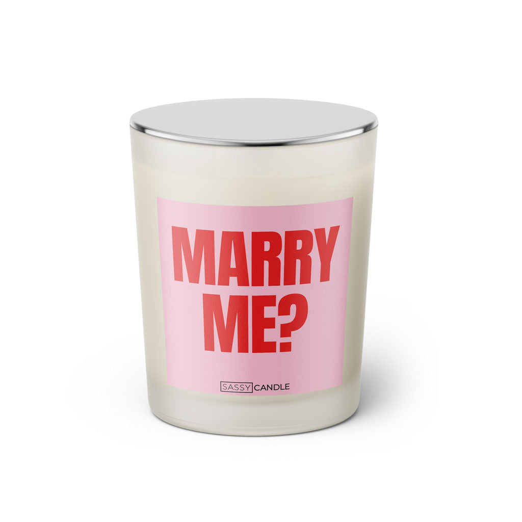 Duftkerze mit witzigen Spruch: Marry Me? Farbe rosa und pink von Sassy Candle.