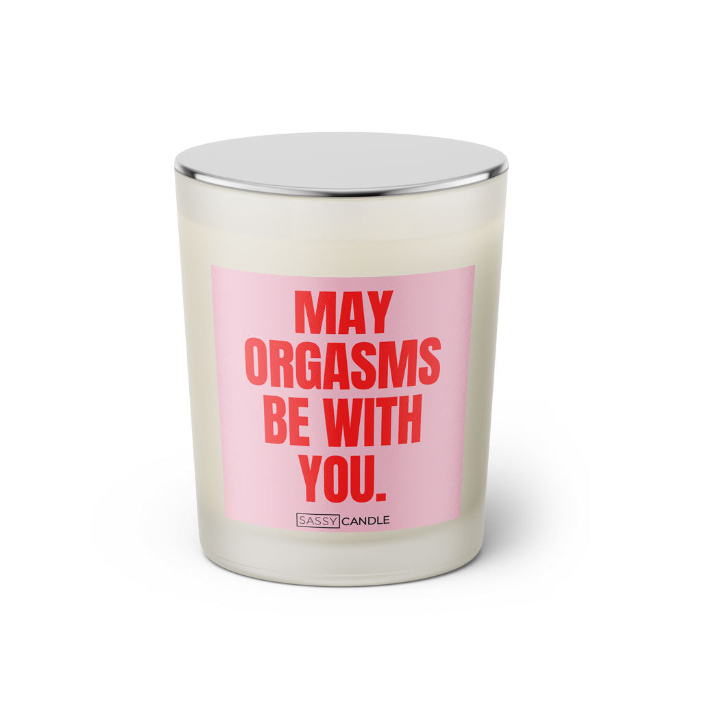 Duftkerze mit witzigen Spruch: May orgasms be with you. Kerzenglas mit silbernen Deckel von Sassy Candle. Farbe rosa und pink.