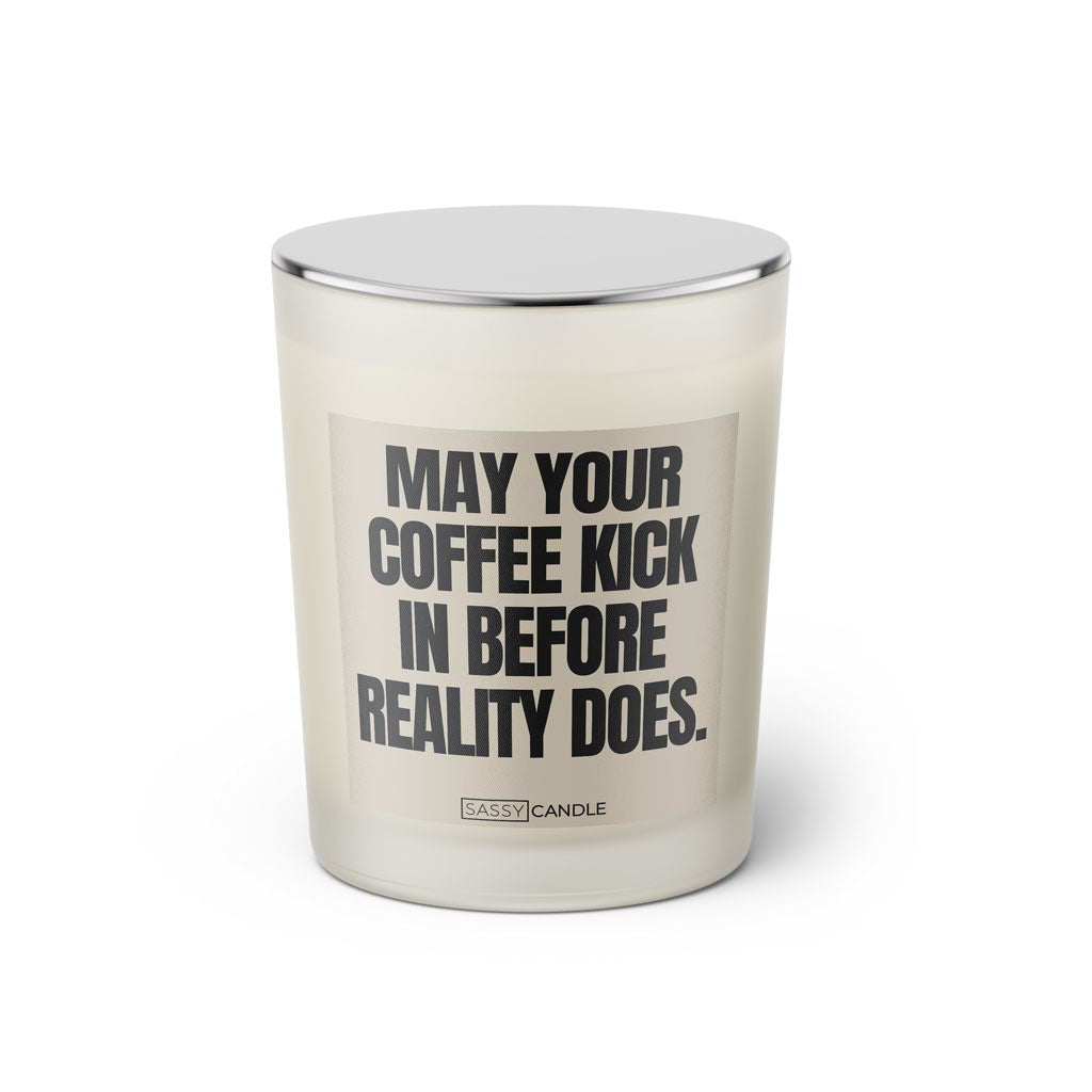 Duftkerze mit Spruch: May your coffee kick in before reality does. Farbe beige und schwarz von Sassy Candle.