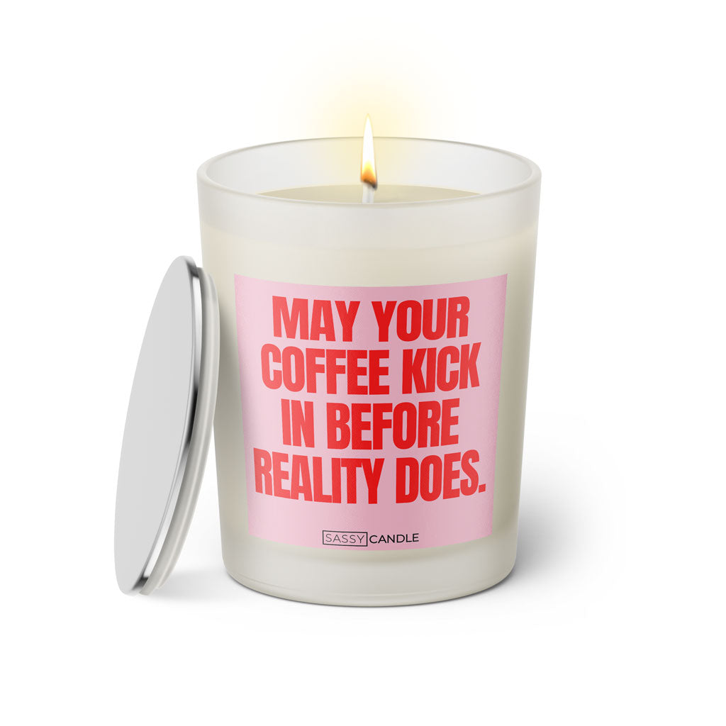 Duftkerze mit Spruch: May your coffee kick in before reality does. Farbe rosa und pink von Sassy Candle.