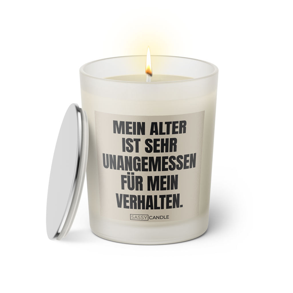 Duftkerze mit witzigen Spruch: Mein Alter ist sehr unangemessen für mein Verhalten. Kerzenglas mit silbernen Deckel. Farbe schwarz und beige von Sassy Candle.