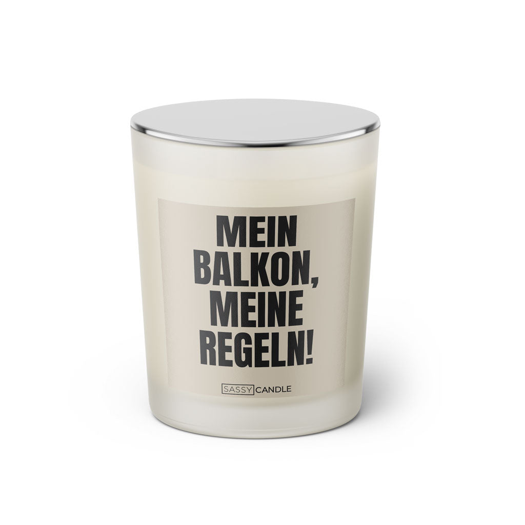 Duftkerze mit witzigem Spruch: Mein Balkon, meine Regeln! Farbe beige und schwarze Schrift. Kerzenglas mit silbernem geschlossenem Deckel von SassyCandle.