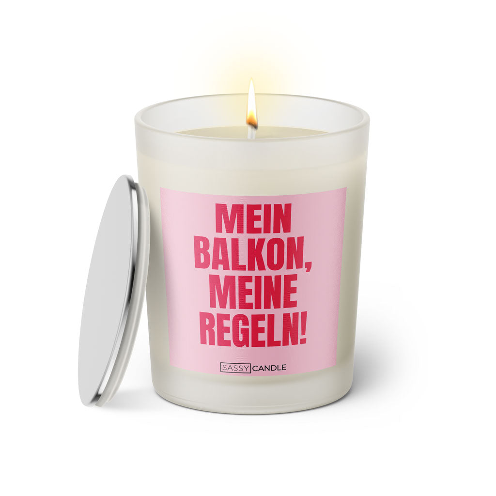 Duftkerze mit witzigem Spruch: Mein Balkon, meine Regeln! Farbe rosa und pinke Schrift. Kerzenglas mit silbernem Deckel von SassyCandle.