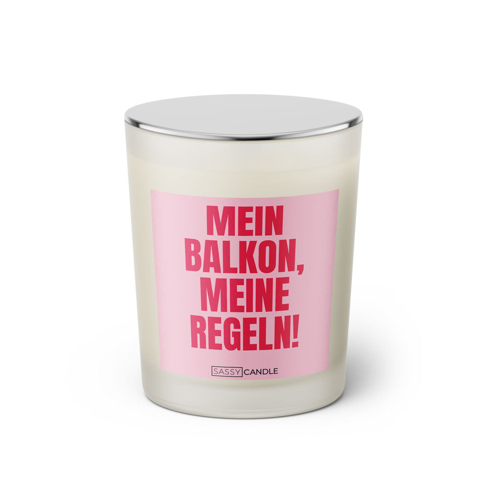 Duftkerze mit witzigem Spruch: Mein Balkon, meine Regeln! Farbe rosa und pinke Schrift. Kerzenglas mit silbernem geschlossenem Deckel von SassyCandle.