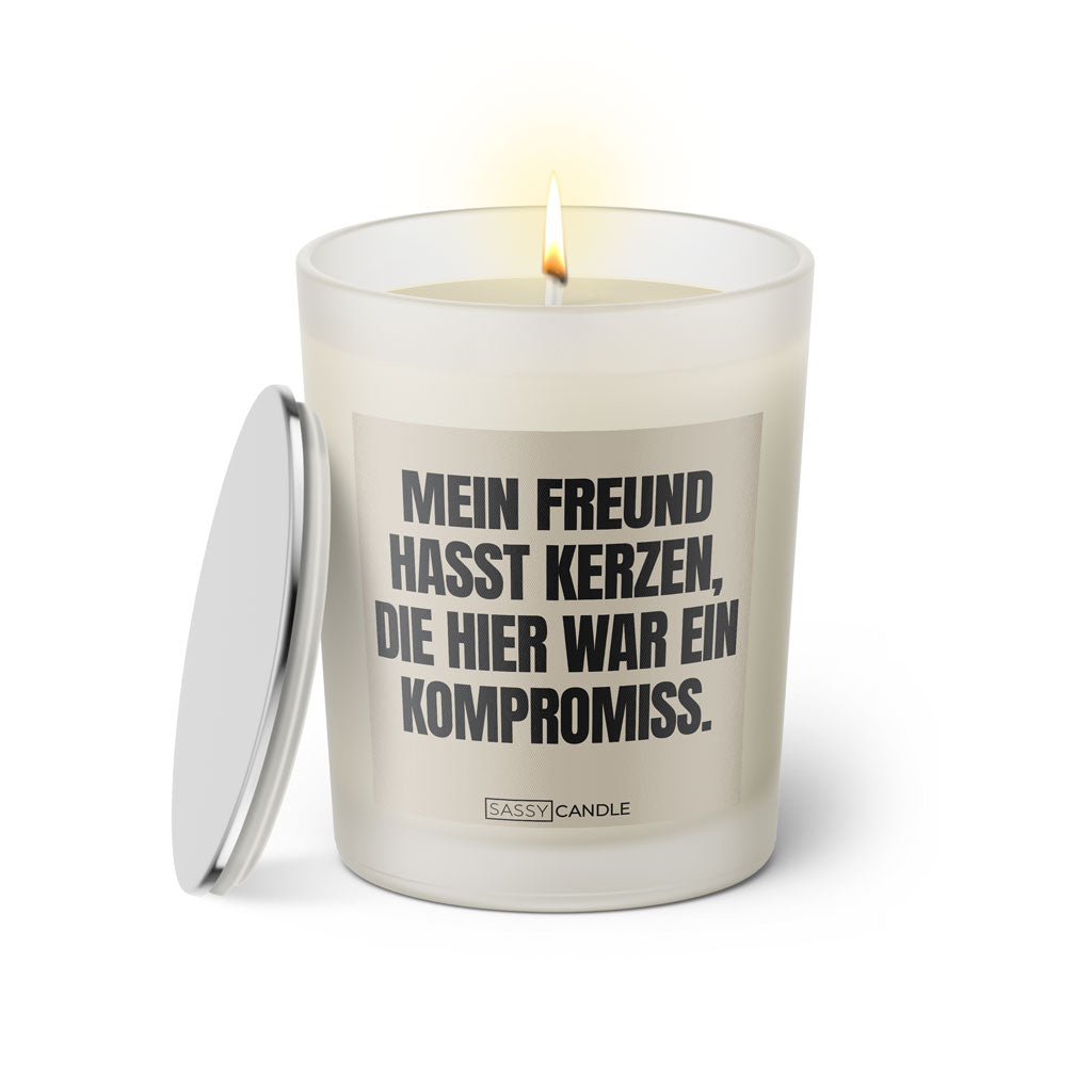 Duftkerze mit witzigem Spruch: Mein Freund hasst Kerzen die hier war ein Kompromiss. Farbe beige und schwarz mit silbernem Deckel von Sassy Candle.