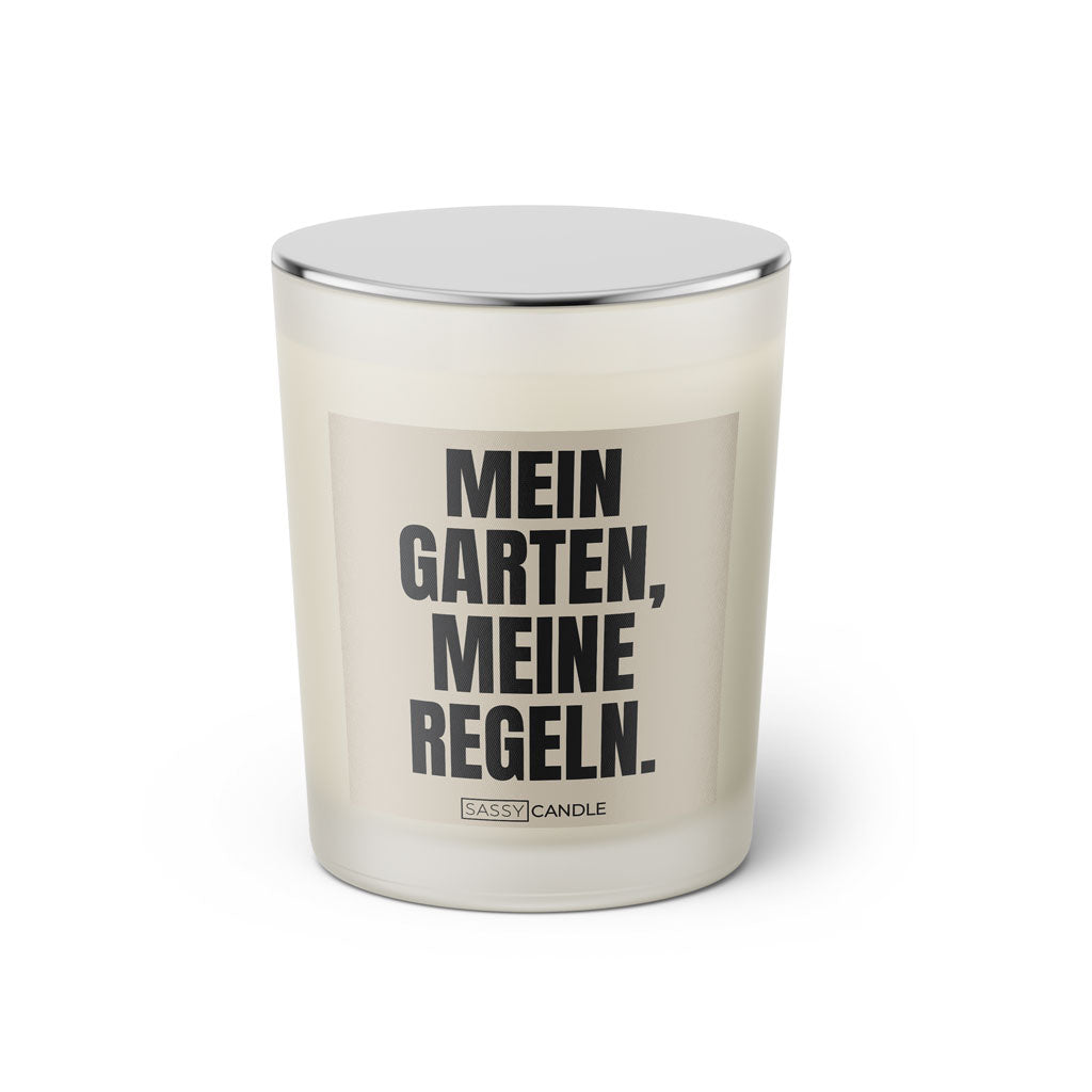 Duftkerze mit witzigen Spruch: Mein Garten, meine Regeln. Farbe beige und schwarz von Sassy Candle.