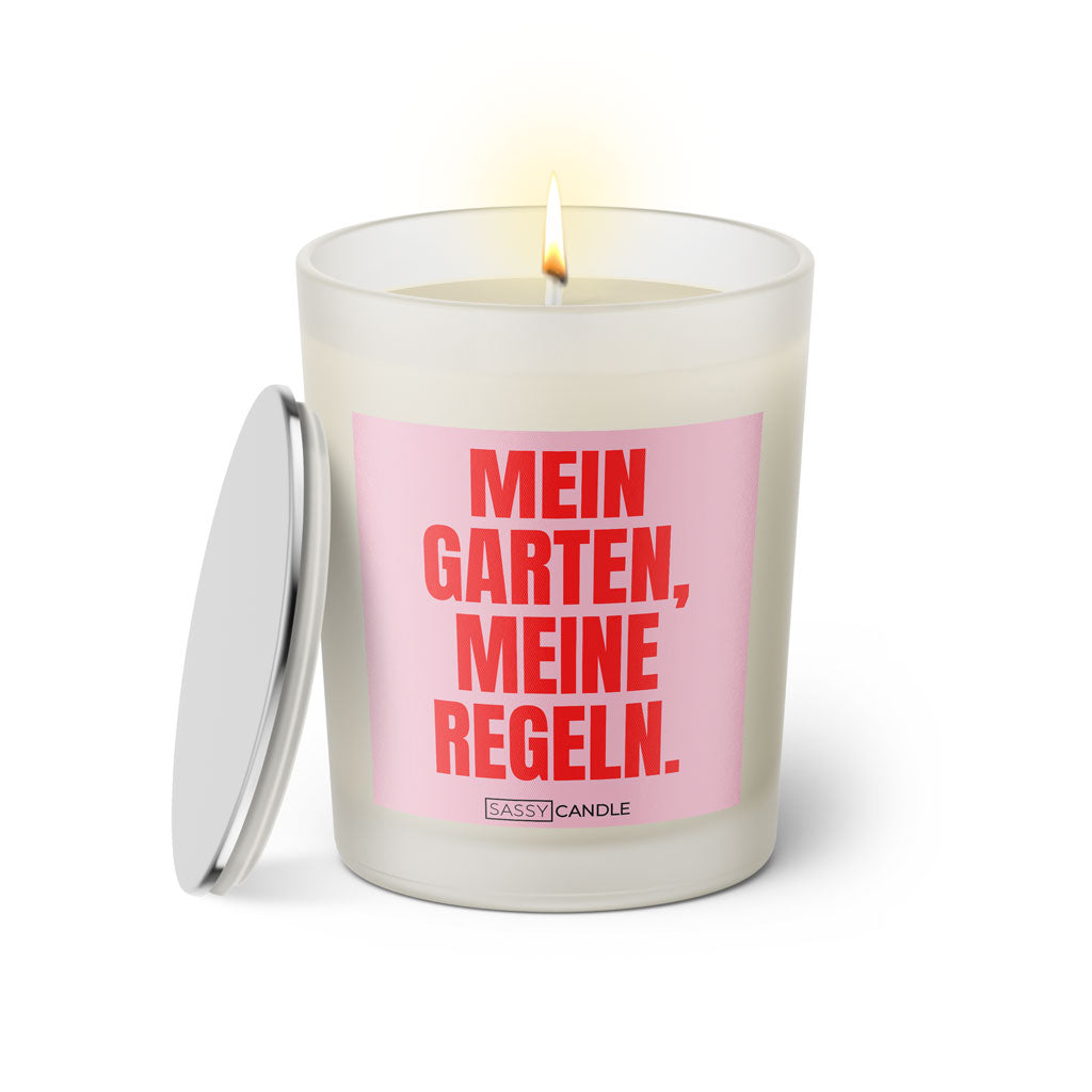 Duftkerze mit witzigen Spruch: Mein Garten, meine Regeln. Farbe rosa und pink von Sassy Candle.