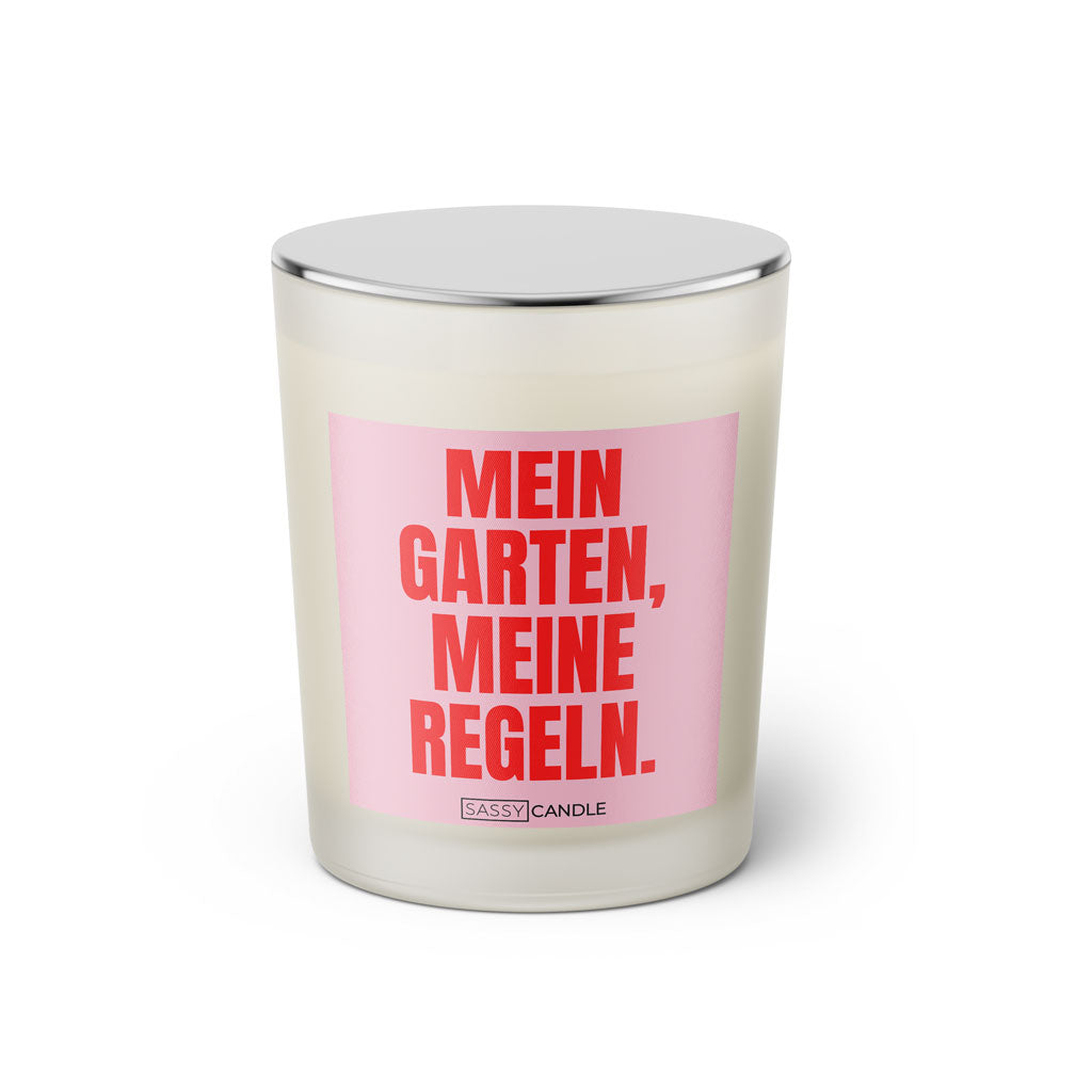 Duftkerze mit witzigen Spruch: Mein Garten, meine Regeln. Farbe rosa und pink von Sassy Candle.