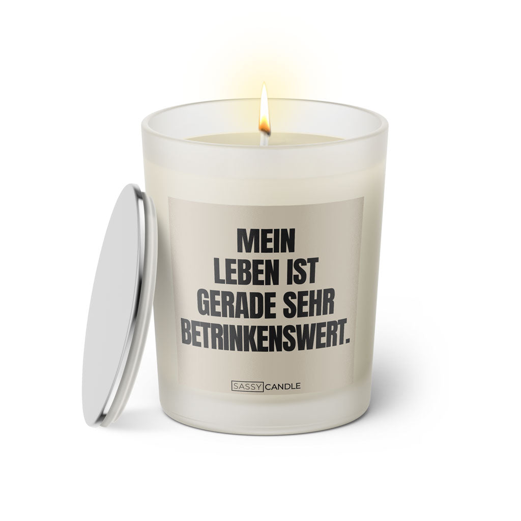 Duftkerze mit Spruch: Mein Leben ist gerade sehr betrinkenswert. Farbe beige und schwarz von Sassy Candle.