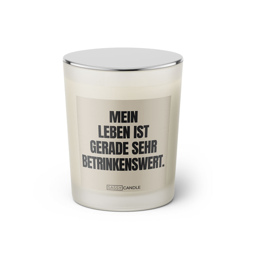 Duftkerze mit Spruch: Mein Leben ist gerade sehr betrinkenswert. Farbe beige und schwarz von Sassy Candle.