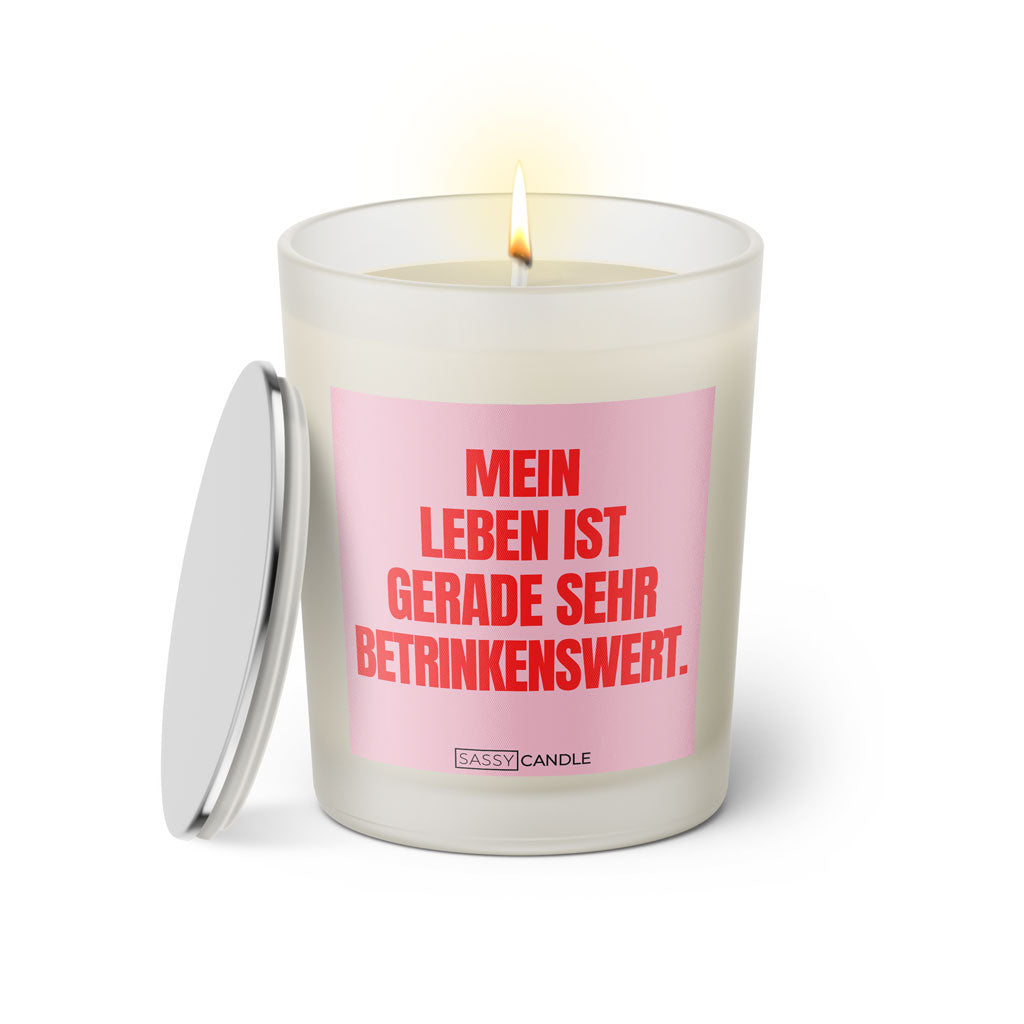 Duftkerze mit Spruch: Mein Leben ist gerade sehr betrinkenswert. Farbe rosa und pink von Sassy Candle.
