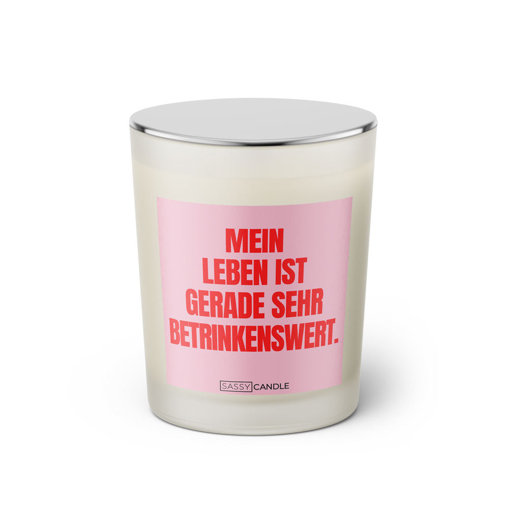 Duftkerze mit Spruch: Mein Leben ist gerade sehr betrinkenswert. Farbe rosa und pink von Sassy Candle.