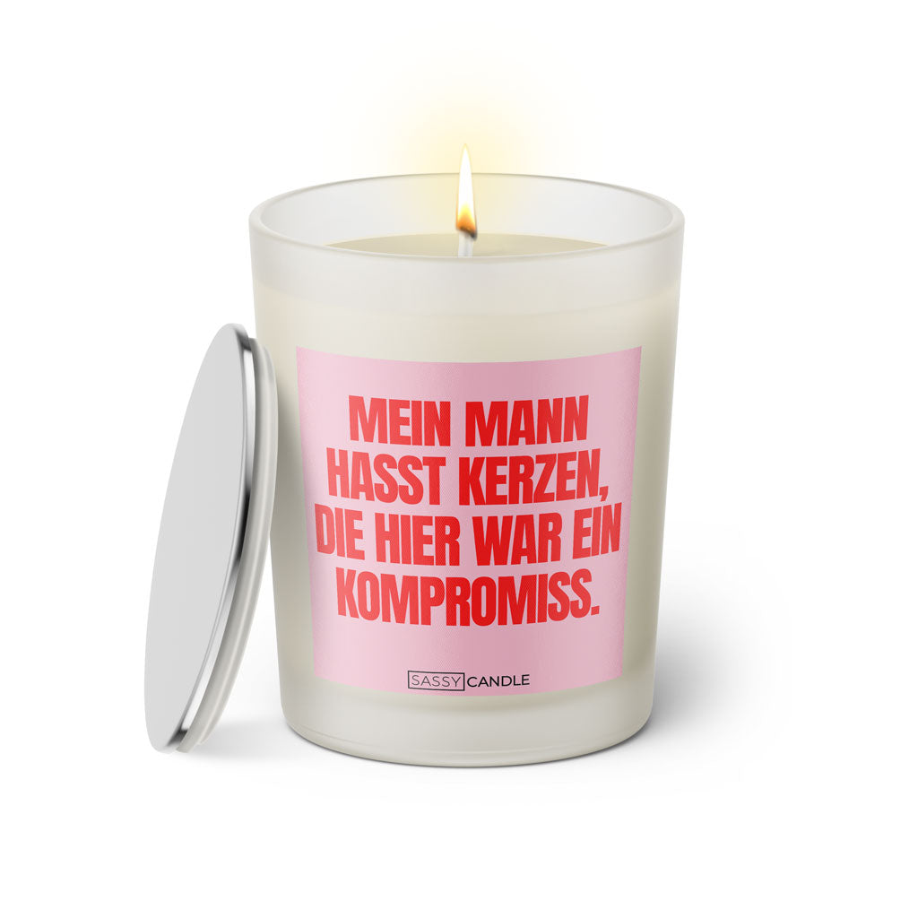 Duftkerze mit witzigem Spruch: Mein Mann hasst Kerzen die hier war ein Kompromiss. Farbe rosa und pink mit silbernem Deckel von Sassy Candle.