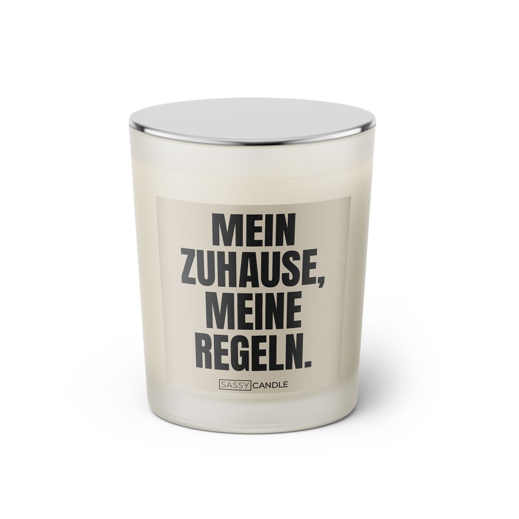 Duftkerze mit witzigen Spruch: Mein Zuhause, meine Regeln. Farbe beige und schwarz von Sassy Candle.