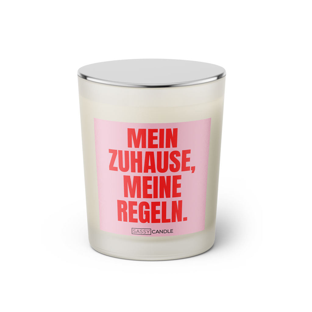 Duftkerze mit witzigen Spruch: Mein Zuhause, meine Regeln. Farbe rosa und pink von Sassy Candle.