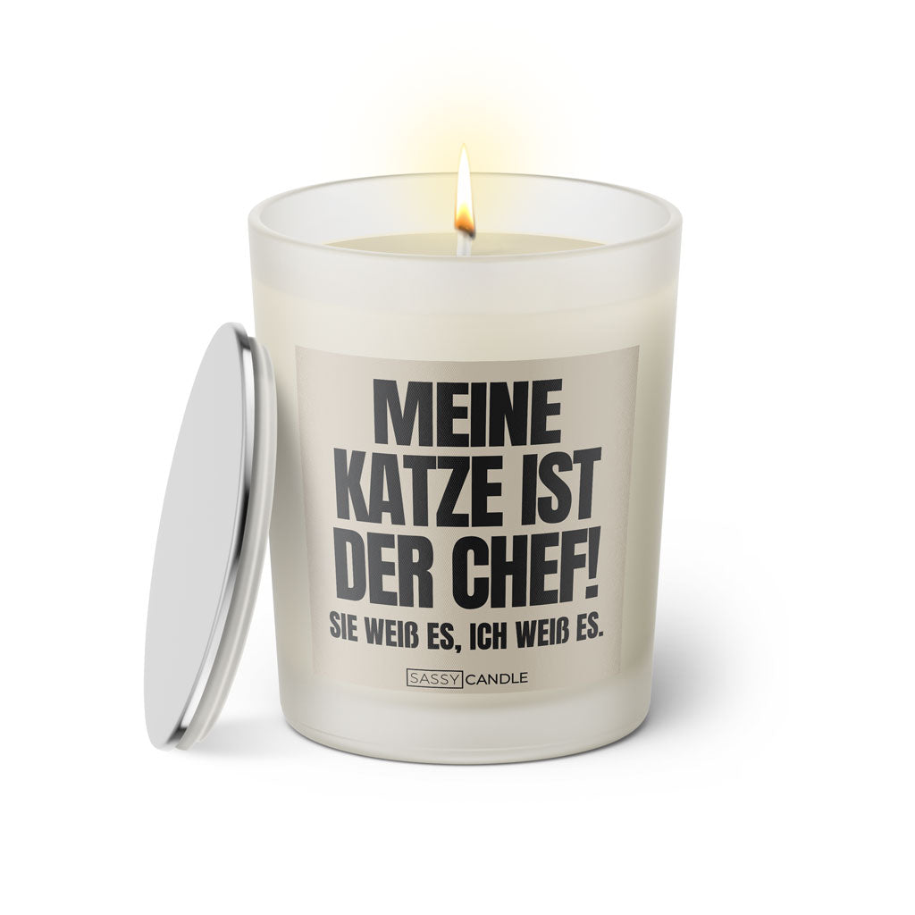 Duftkerze mit witzigen Spruch: Meine Katze ist der Chef! Sie weiß es, ich weiß es. Farbe beige und schwarz von Sassy Candle.
