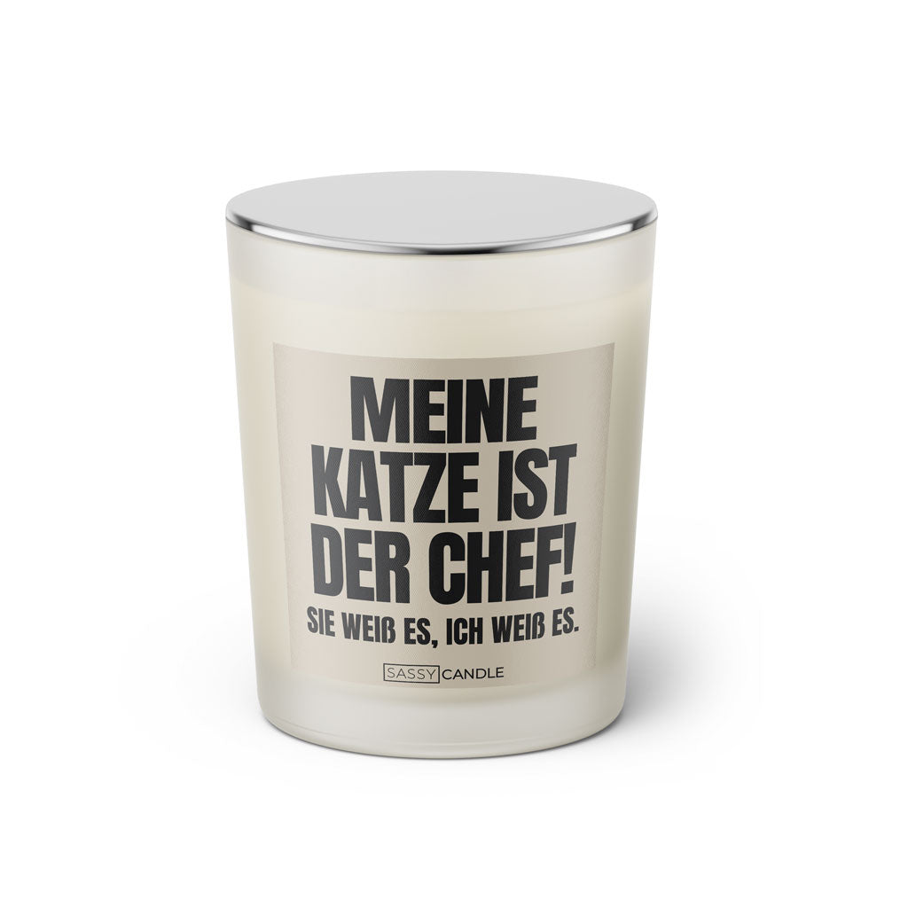 Duftkerze mit witzigen Spruch: Meine Katze ist der Chef! Sie weiß es, ich weiß es. Farbe beige und schwarz von Sassy Candle.