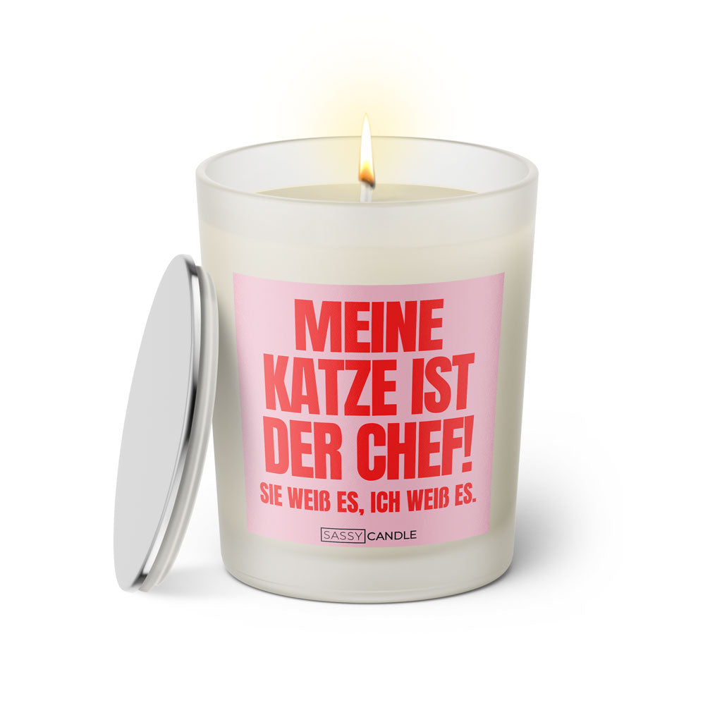 Duftkerze mit witzigen Spruch: Meine Katze ist der Chef! Sie weiß es, ich weiß es. Farbe rosa und pink von Sassy Candle.