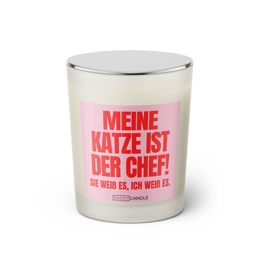 Duftkerze mit witzigen Spruch: Meine Katze ist der Chef! Sie weiß es, ich weiß es. Farbe rosa und pink von Sassy Candle.