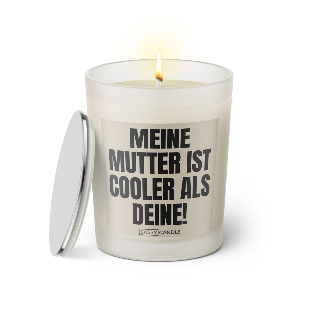 Duftkerze mit witzigem Spruch: Meine Mutter ist cooler als deine! Farbe beige und schwarz mit silbernem Deckel von Sassy Candle.