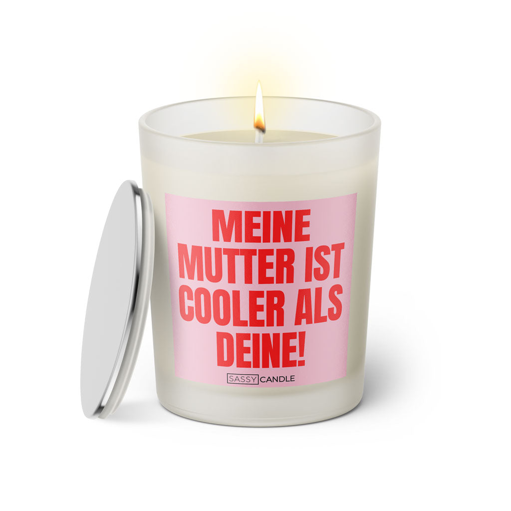 Duftkerze mit witzigem Spruch: Meine Mutter ist cooler als deine! Farbe rosa und pink mit silbernem Deckel von Sassy Candle.
